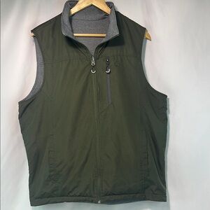 Men's Izod Reversible Green and Gray Vest‎ Size Medium